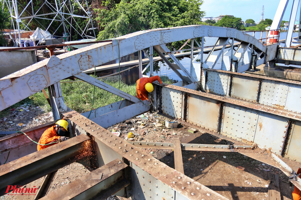 Đơn vị thi công đang rào chắn công trình để thực hiện việc tháo dỡ cây cầu này cũng như tu sửa, bảo tồn 2 nhịp cầu và tháp canh.