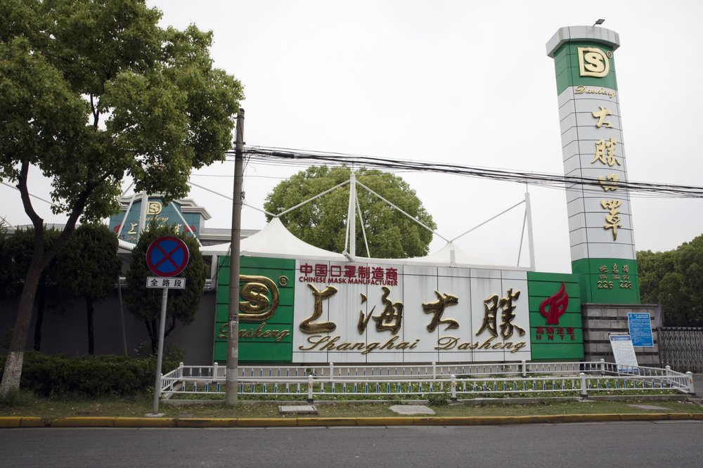 Nhà máy Đại Thắng ở Thượng Hải, Trung Quốc, nơi chuyên sản xuất những chiếc khẩu trang N95 - Ảnh: AP