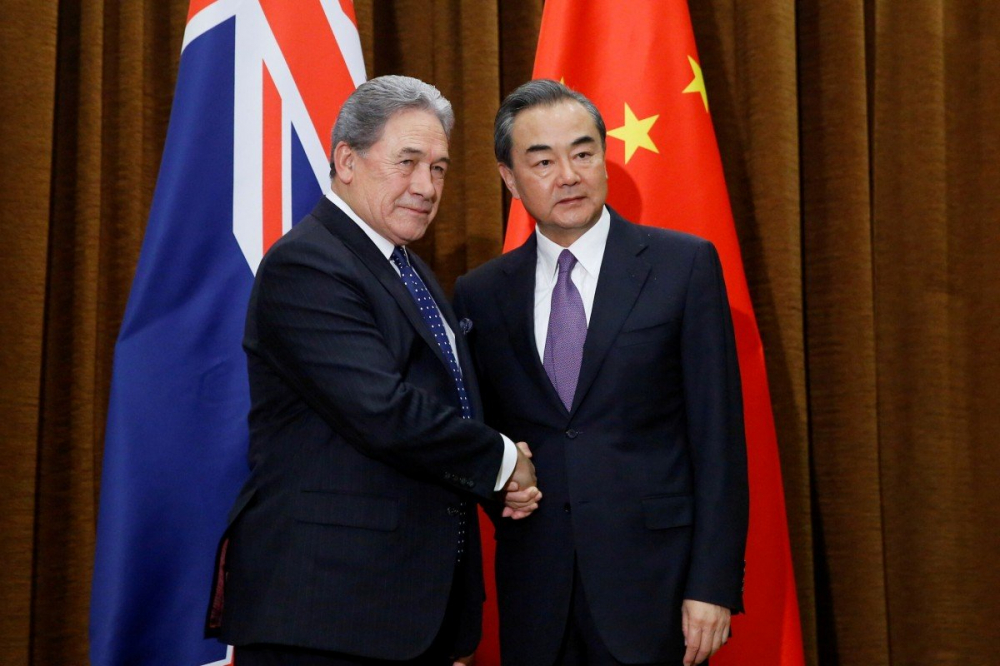Ngoại trưởng New Zealand Winston Peters (trái) và Bộ trưởng Ngoại giao Trung Quốc Vương Nghị - Ảnh: Reuters