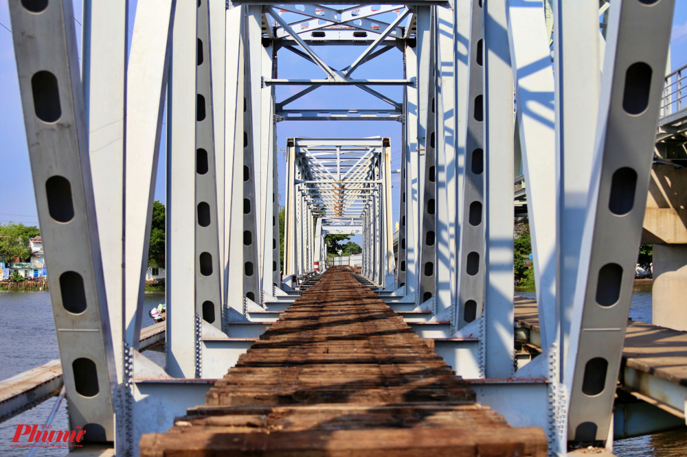 Trước đó chiều 14/9/2019, đoàn tàu lửa Bắc - Nam đã chạy qua cầu Bình Lợi mới, từ đó cầu sắt Bình Lợi cũ chấm dứt sứ mệnh sau 117 năm hoạt động. Sau gần 1 năm bỏ không, đến nay cầu đã được tháo dỡ.