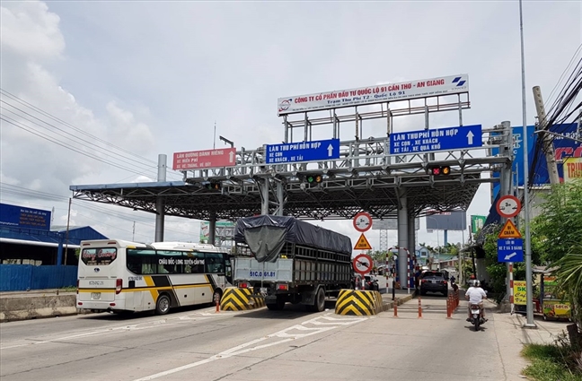 Những trạm thu phí chốt chặn khắp các cung đường đất nước trở thành gánh nặng cho người dân lẫn doanh nghiệp