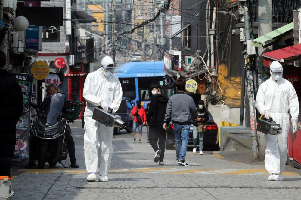 Nhân viên kiểm dịch khử trùng các địa điểm ở Itaewon, Seoul.