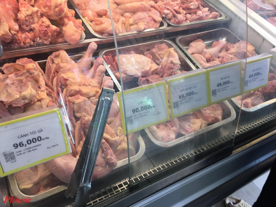 Người nuôi gà đang phải bán dưới giá thành trong khi người tiêu dùng phải mua thịt gà với giá cao ngất ngưởng