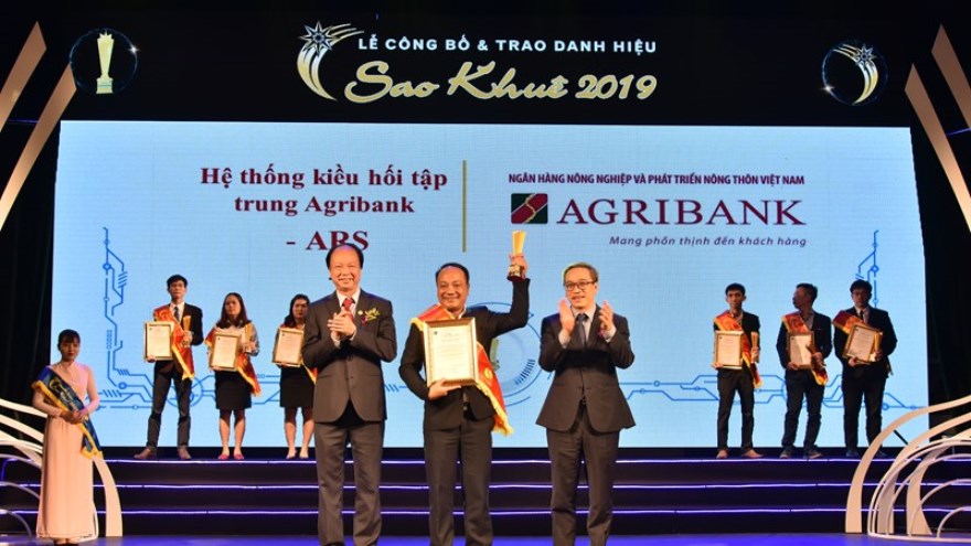 Đại diện Agribank nhận giải tại lễ công bố và trao danh hiệu Sao Khuê 2019