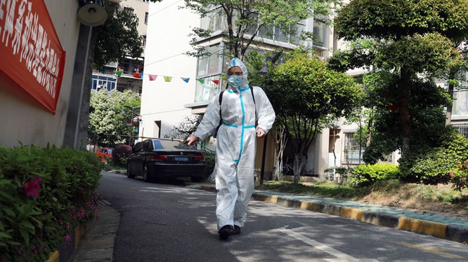 Nhân viên phòng dịch phun thuốc khử trùng khu dân cư sau khi phát hiện các ca bệnh mới ở Vũ Hán