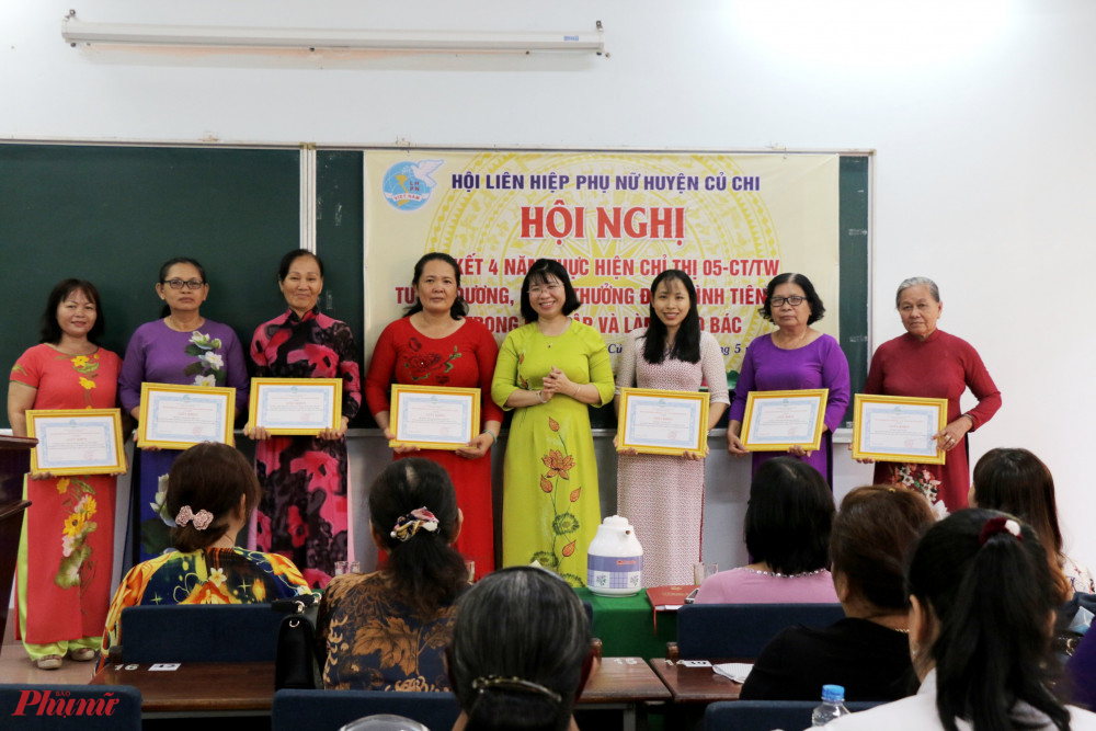 Chị Trần Thị Huyền Thanh – Phó Chủ tịch Hội LHPN TPHCM tặng giấy khen cho các tập thể và cá nhân tiêu biểu học và làm theo gương Bác. 