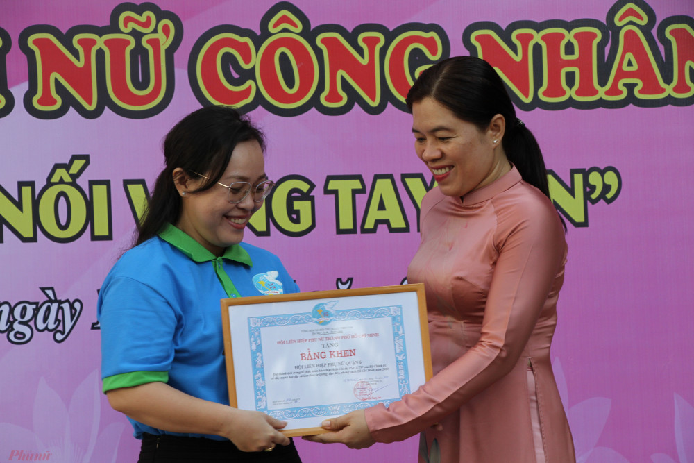 Bà Nguyễn Trần Phượng Trân - Chủ tịch Hội LHPN TP.HCM trao bằng khen của Hội LHPN TPHCM cho tập thể Hội LHPN quận 6 trong học tập và làm  theo tư tưởng, đạo đức, phong cách Hồ Chí Minh năm 2020