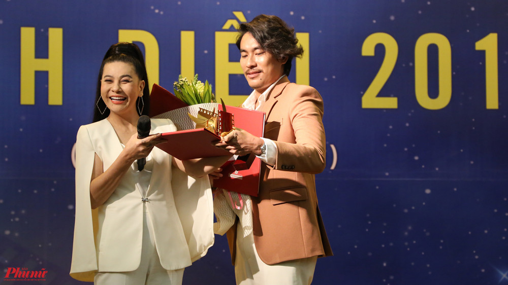 Diễn viên Cát Phượng và Kiều Minh Tuấn nhận giải Nữ/Nam diễn viên chính xuất sắc thể loại phim điện ảnh.