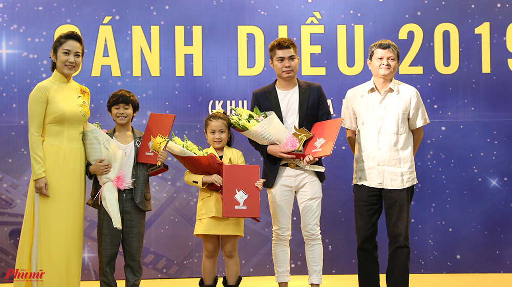 Diễn viên nhí Huy Khang phim Hạnh phúc của mẹ, bé Ngân Chi phim Nắng 3 và đại diện của NSND Hồng Vân nhận giải Nam/Nữ diễn viên triển vọng, Diễn viên phụ xuất sắc.