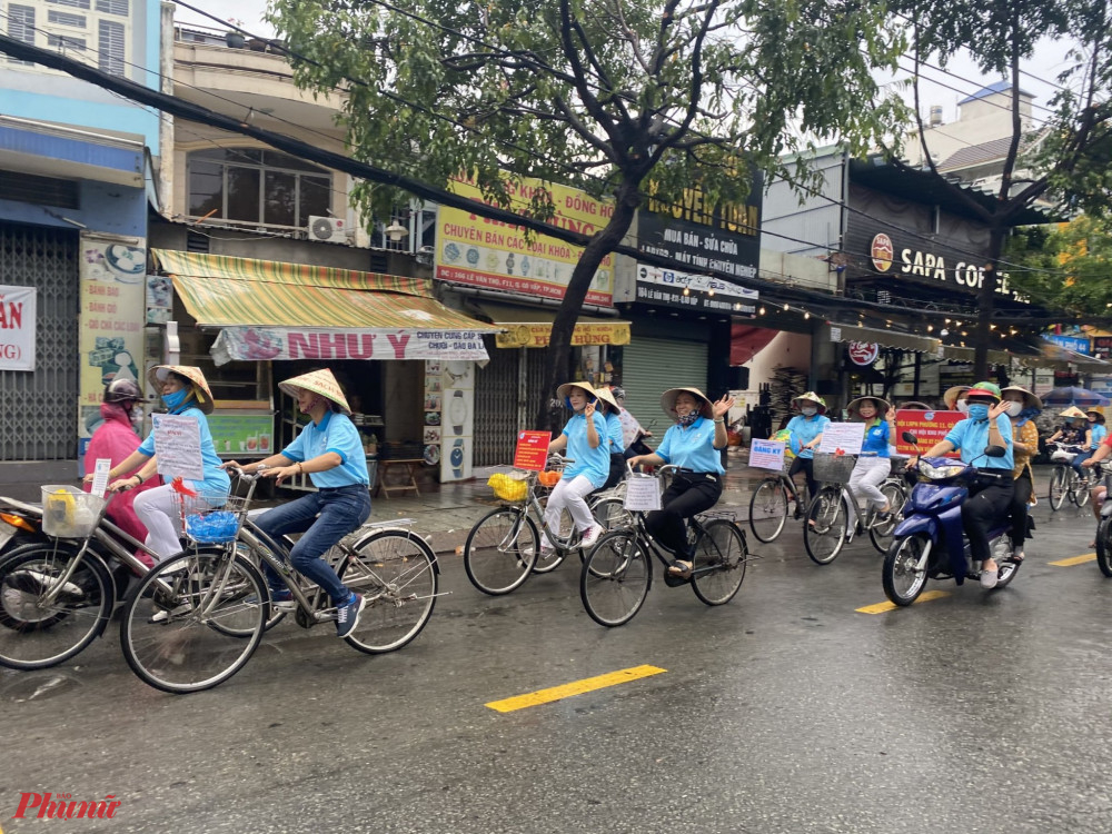 Hội viên phụ nữ tham gia diễu hành xe đạp tuyên truyền người dân tham gia bảo vệ môi trường. 