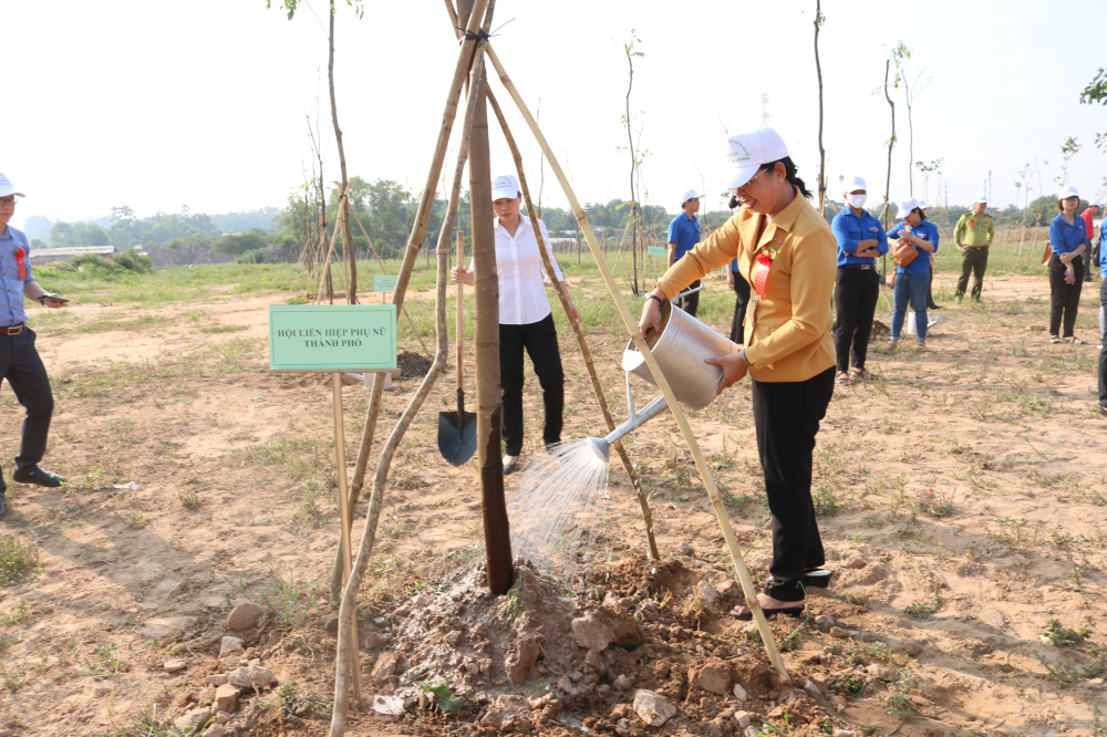 Bà Đỗ Thị Chánh - Phó chủ tịch Hội LHPN TPHCM cũng đến dự lễ và trồng cây của Hội trong khuôn viên trường.