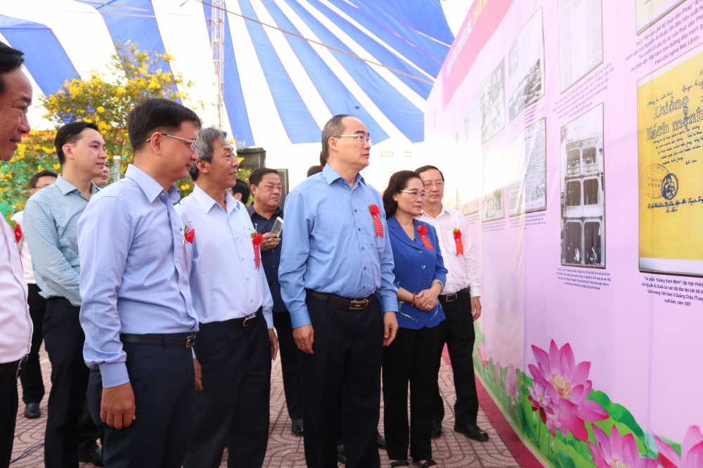 Bí thư Thành ủy Nguyễn Thiện Nhân cùng lãnh đạo thành phố và các ban ngành tham quan triển lãm hình ảnh về cuộc đời, sự nghiệp của Bác trong khuôn viên trường. 