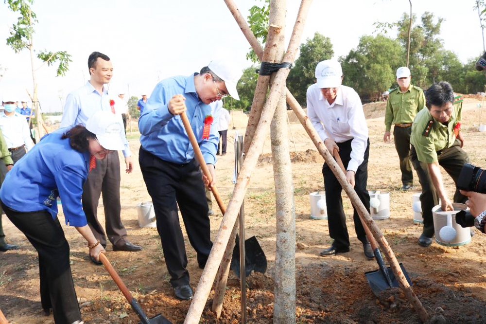 Bí thư Thành ủy TP.HCM Nguyễn Thiện Nhân trồng cây trước khuôn viên trường đại học Kinh tế - Luật