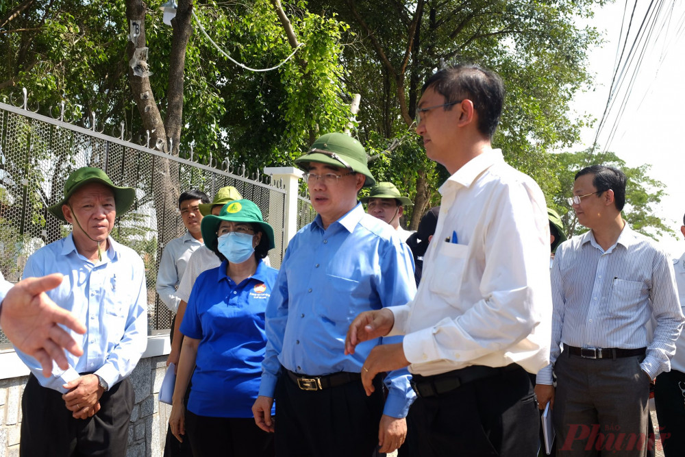 Bí thư Nguyễn Thiện Nhân trao đổi với Chủ tịch UBND xã Vĩnh Lộc A ( bên phải) và Bí thư huyện Bình Chánh ( bìa trái)