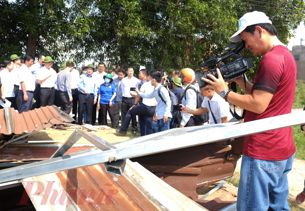 Ông Nguyễn Thiện Nhân thị sát điểm nóng xây dựng không phép ở xã Vĩnh Lộc A sáng 17/5