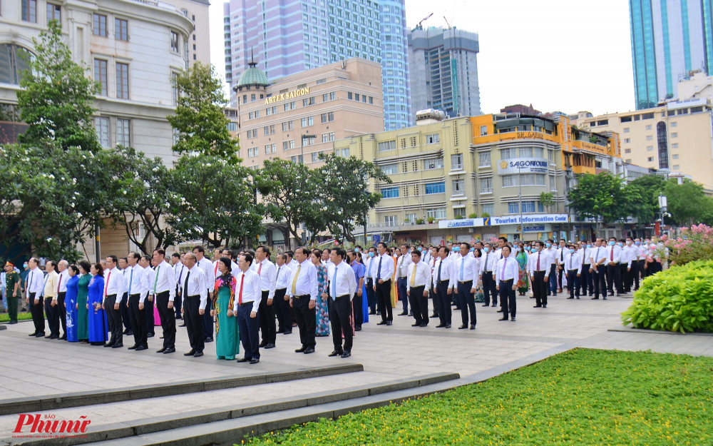 Lãnh đạo TPHCM chào cờ nhân kỷ niệm 130 năm ngày sinh Chủ tịch Hồ Chí Minh tại đường đi bộ Nguyễn Huệ sáng 18/5