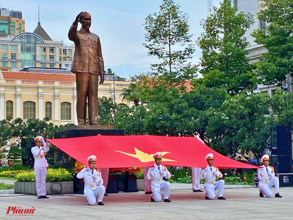 Lễ chào cờ được diễn ra long trọng tại đường đi bộ Nguyễn Huệ (quận 1)