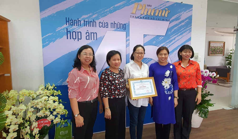 Hội LHPN TPHCM tặng bằng khen Báo Phụ nữ TPHCM đã có thành tích trong công tác tuyên truyền giới và Bình đẳng giới