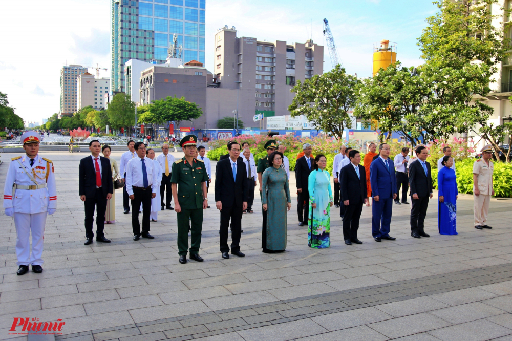 Sau đó, đoàn dâng hoa lên tượng đài Chủ tịch Hồ Chí Minh ở công viên tượng đài Chủ tịch Hồ Chí Minh ở phố đi bộ Nguyễn Huệ (quận 1, TPHCM).