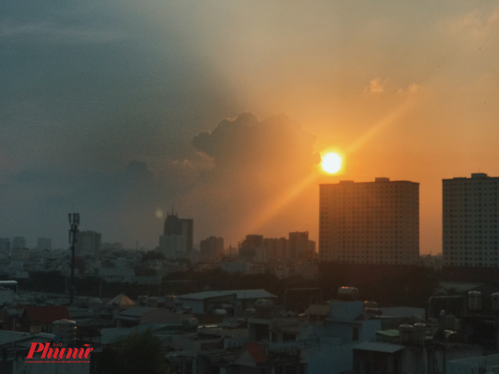 Điểm ngắm hoàng hôn tuyệt đẹp ở Sài Gòn: Cùng ngắm hoàng hôn tuyệt đẹp với những đường nét màu sắc tươi đẹp và không gian tràn ngập ánh sáng. Điều đó sẽ thôi thúc trái tim bạn chớm nở tình yêu, niềm vui và sự ấm áp trong tâm hồn.