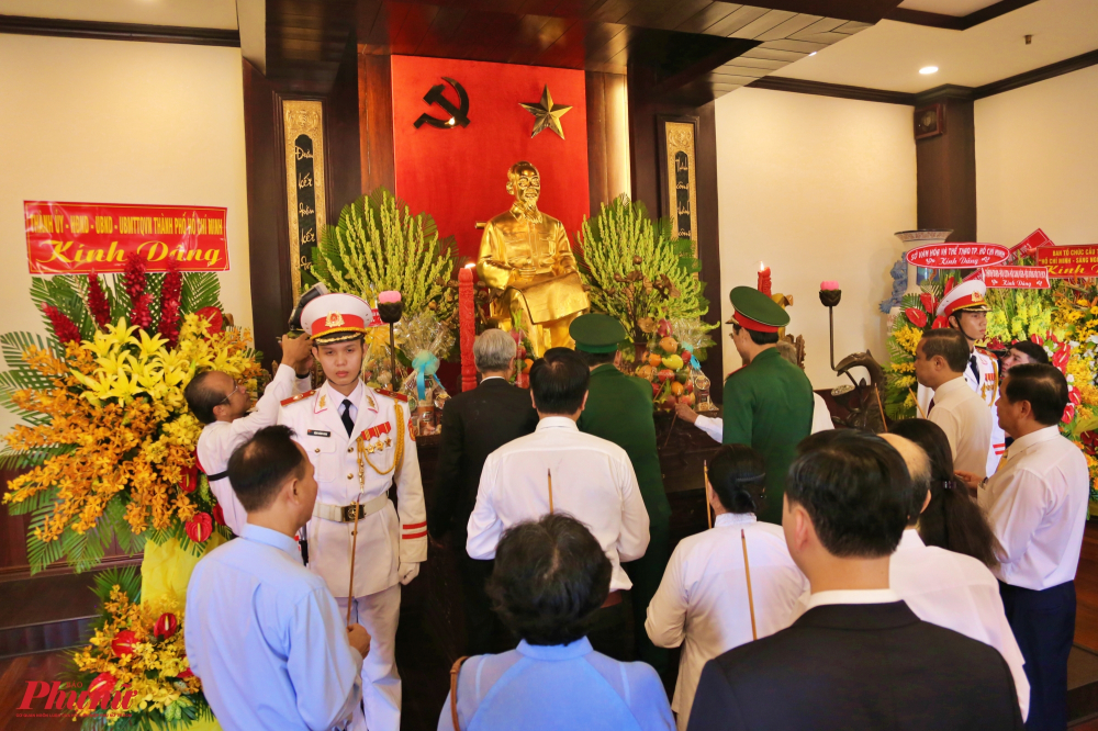 Chủ tịch Hồ Chí Minh – vị lãnh tụ, một anh hùng dân tộc kiệt xuất, một chiến sĩ quốc tế lỗi lạc, Người đã dành trọn cuộc đời mình để cống hiến cho Tổ quốc, cho nhân dân, vì sự nghiệp đấu tranh giành độc lập dân tộc, thống nhất đất nước. 