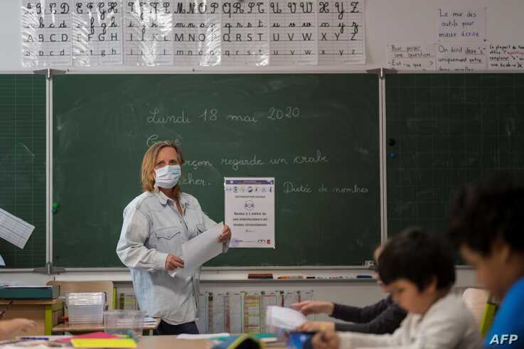 Giáo viên giảng bài tại trường tiểu học Cour de Lorraine ở Mulhouse, miền đông nước Pháp, vào ngày mở cửa lại cho học sinh 18/5.