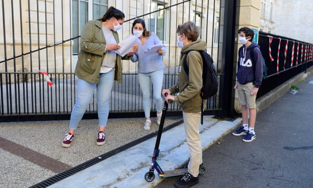 Giám sát viên nói chuyện với học sinh trước giờ vào lớp ở Bordeaux, khi học sinh trở lại trường cấp hai tại các khu vực ít nguy hiểm của Pháp.