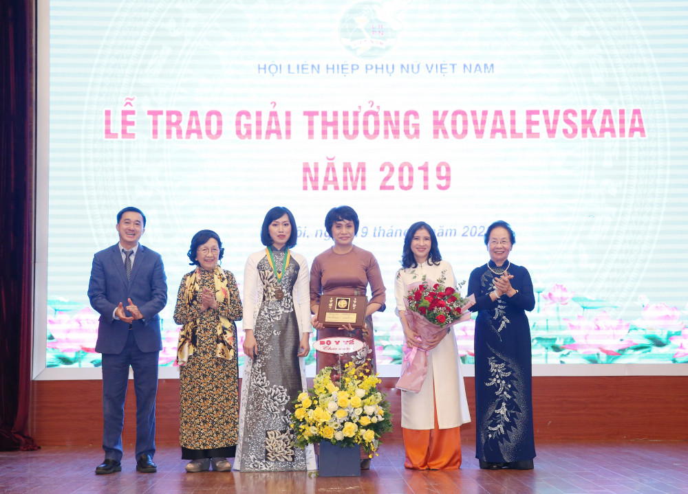 Tập thể nữ Phòng Viện vệ sinh dịch tễ nhận giải thưởng Kovalevskaia năm 2019