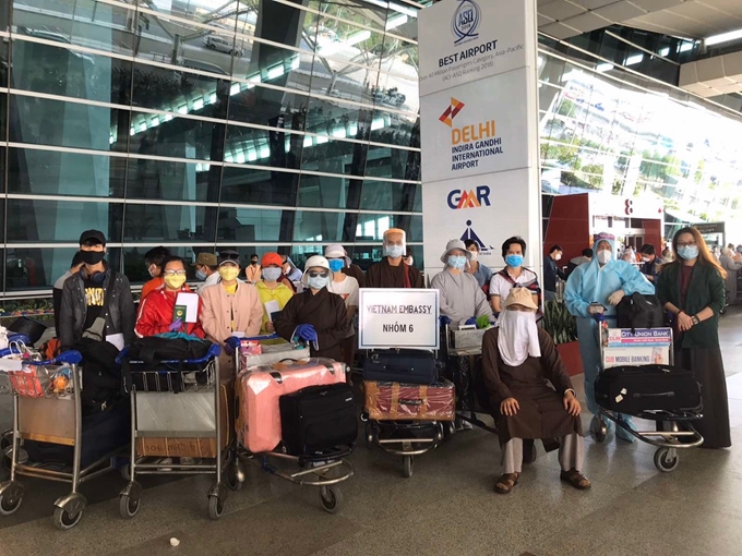 Công dân Việt Nam đang sinh sống tại nhiều bang ở Ấn Độ di chuyển đến sân bay ở New Delhi (Ảnh: Sanh Châu)