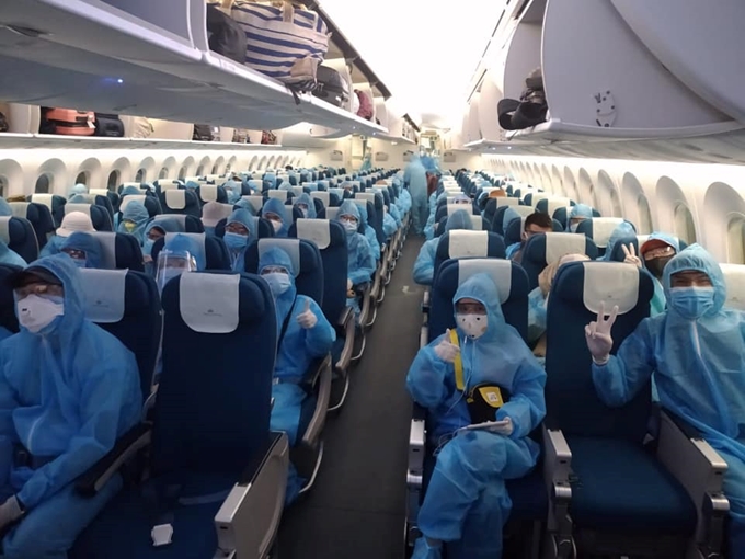 Trong suốt chuyến bay, hành khách và toàn bộ tổ bay chấp hành nghiêm các quy định về phòng, chống dịch bệnh, vệ sinh dịch tễ (Ảnh: Sanh Châu)