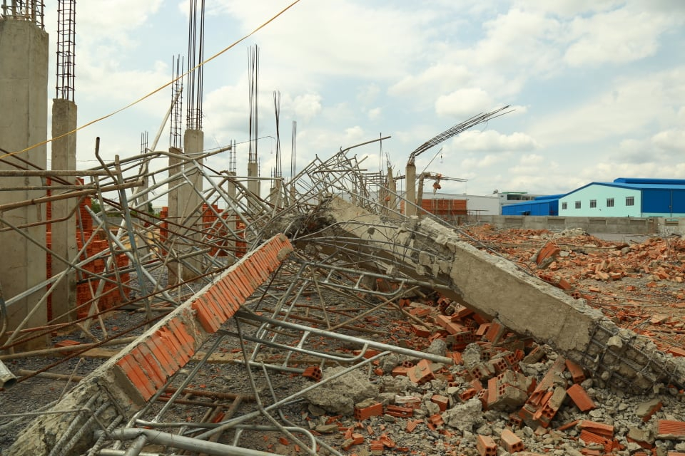 Khởi tố vụ sập tường công trình ở tỉnh Đồng Nai khiến 10 người chết. Ảnh: Quang Long