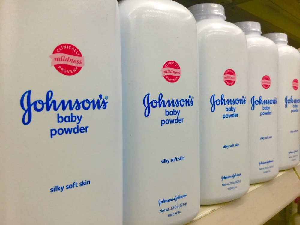 Johnson & Johnson ngừng bán phấn rôm trẻ em có bột talc ở Mỹ và Canada - Ảnh: Getty Images