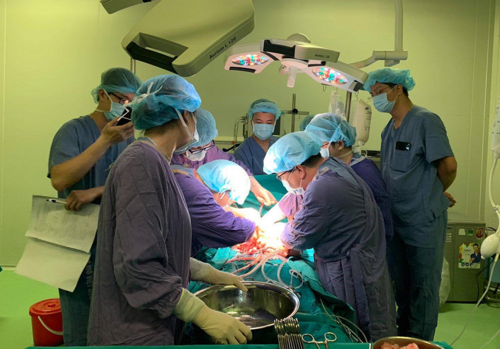 19g ngày 18/5/2020, các bác sĩ Bệnh viện Đại học Y dược TPHCM phối hợp với các bác sĩ Bệnh viện Việt Đức (Hà Nội) đánh giá hoạt động của gan và tiến hành lấy gan từ người chết não.