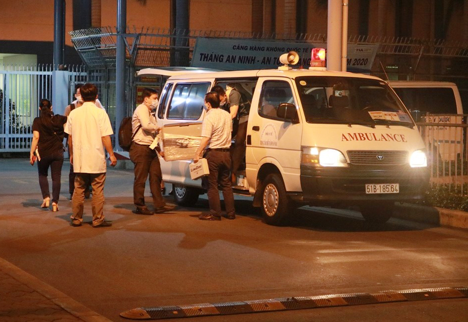 Hơn 22g tối 18/5, gan của người hiến được chuyển về tới Sân bay Tân Sơn Nhất TPHCM.