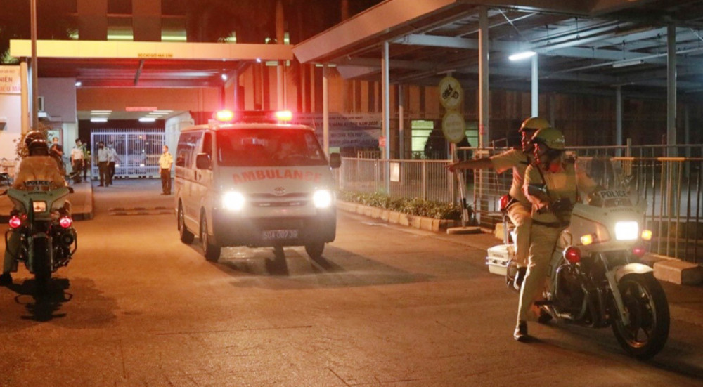 Đội Tuần tra dẫn đoàn, mở đường cho xe cấp cứu chở gan của người hiến được di chuyển thuận lợi từ Sân bay Tân Sơn Nhất về Bệnh viện Đại học Y dược.