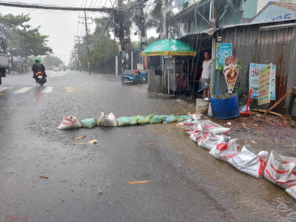 Người dân cho biết, đường Hồ Học Lãm mới được nâng cấp hồi đầu năm nay. Nhiều người hy vọng sau khi làm lại đường sẽ hết ngập nhưng không ngờ vừa đầu mùa mưa nước lại ngập mênh mông trên đường.