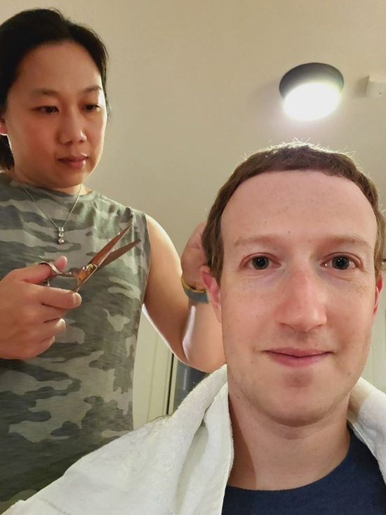 Mark Zuckerberg được vợ cắt tóc tại nhà.