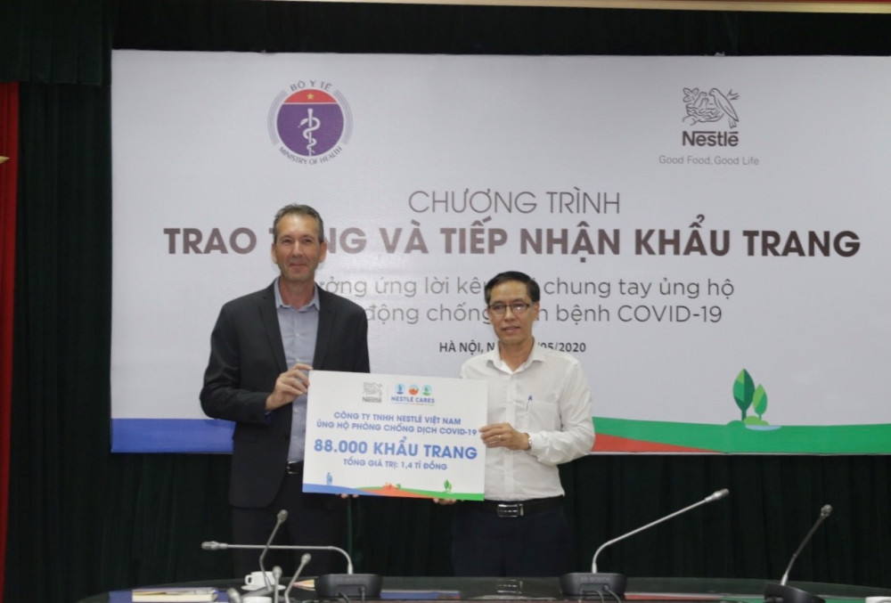 Ông Pierre Morin trao bảng tượng trưng cho đại diện Cục Y tế dự phòng, Bộ Y tế. Ảnh Nestle Việt Nam. Ảnh: Nestle Việt Nam cung cấp