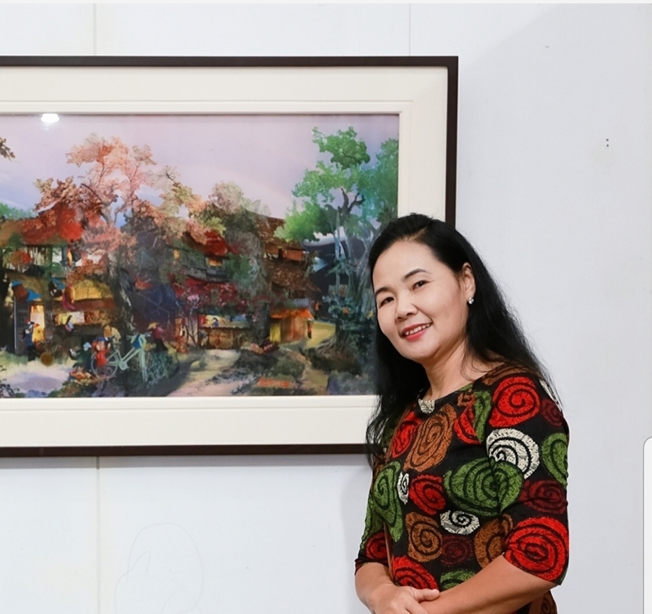 Họa sĩ Trần Thanh Thục (sinh năm 1960) được ghi nhận là một nữ tác giả độc sáng với chất liệu tranh vải. Trong số ít ỏi các nữ họa sĩ dùng vải làm chất liệu, thì chị là người có một phong cách riêng hoàn toàn