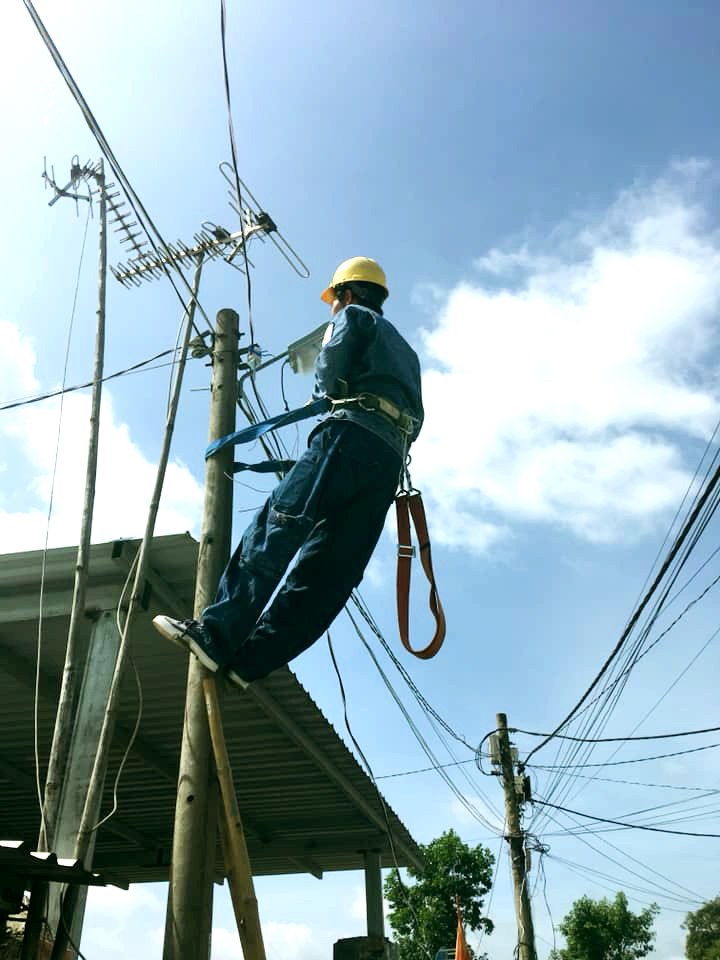 Công nhân EVNHCMC sửa chữa lưới điện, đảm bảo an toàn đường dây trước mùa mưa giông 2020