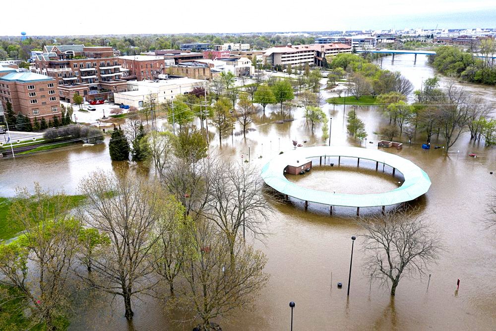 Vỡ đập khiến các thành phố trung tâm tiểu bang Michigan chìm trong biển nước