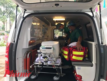 Xe chuyên dụng của Bệnh viện Chợ Rẫy đến Bệnh viện Bệnh nhiệt đới TPHCM đưa bệnh nhân 91 về điều trị