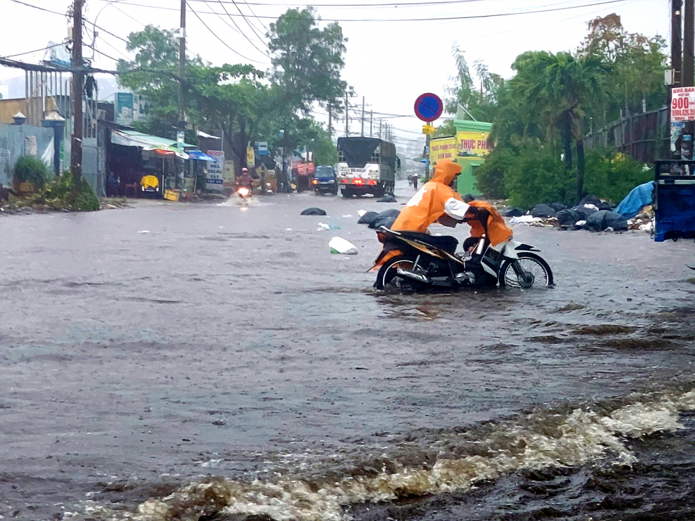 Chỉ trải qua vài cơn mưa chuyển mùa, số tuyến đường bị ngập ở TPHCM đã tăng gấp đôi. Theo lý giải của đơn vị chống ngập, một số đường bị ngập là do… nước từ hẻm đổ về nhiều.