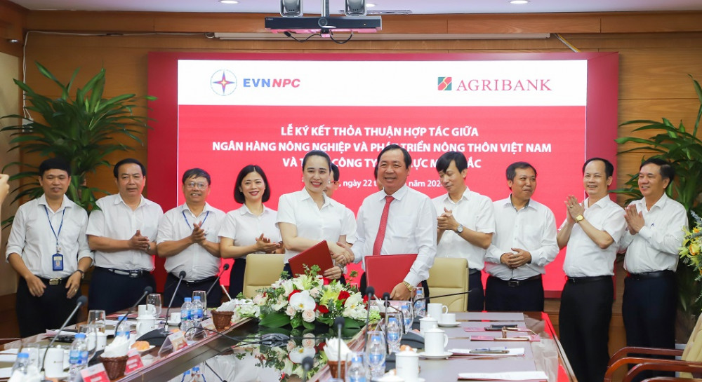 Đại diện Agribank và Tổng công ty Điện lực Miền Bắc ký kết thỏa thuận hợp tác. Ảnh: Agribank cung cấp