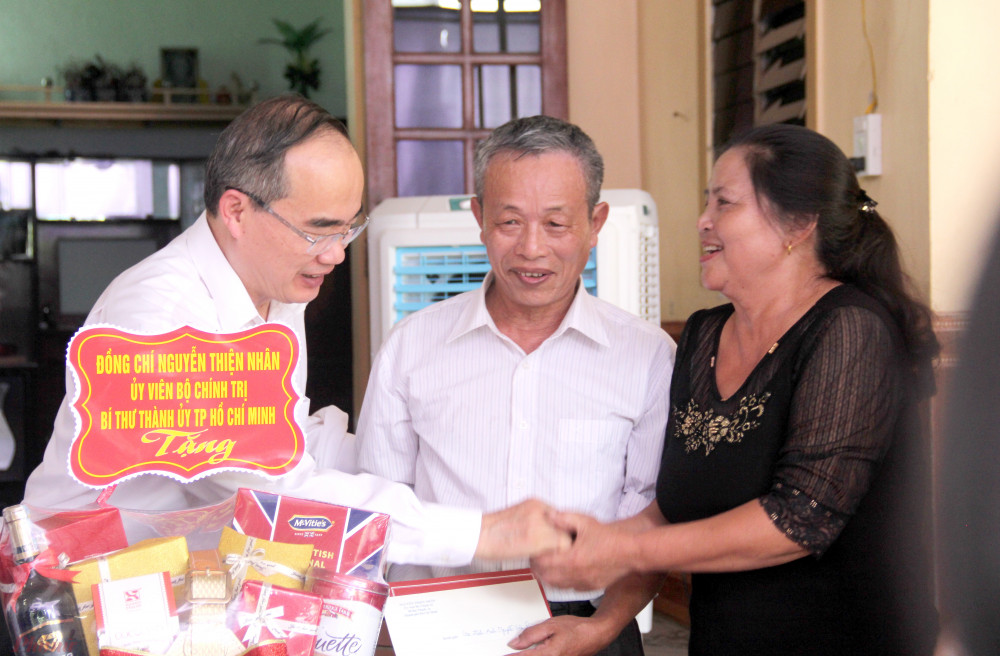 Bí thư Nguyễn Thiện Nhân đã đến thăm và tặng quà cho một số gia đình cựu chiến binh