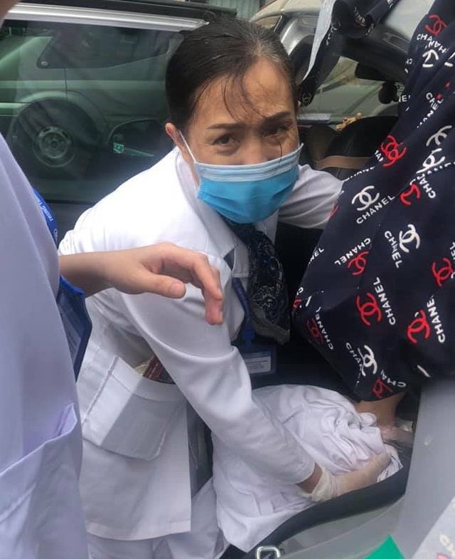 Một thai phụ trên đường đến bệnh viện để sinh bất ngờ vỡ ối, tuy nhiên do tắc đường tài xế taxi nhờ nhân viên tiêm chủng đỡ đẻ cho sản phụ.