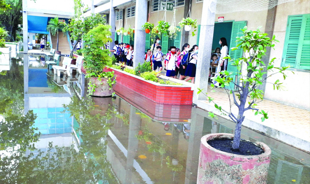 Dù đã có hệ thống đê bao sông Sài Gòn nhưng Trường tiểu học Hà Huy Giáp nằm bên trong bờ đê khoảng 1,5km vẫn thường xuyên bị ngập - ẢNH: HOÀNG NHIÊN