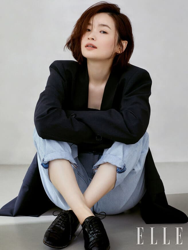 Jeon Mi Do không ngại làm mới bản thân khi kết hợp blazer cùng quần jean năng động và giày bata. Nữ diễn viên ưa chuộng các loại áo thun co dãn, thoáng mát bên trong áo khoác ngoài, thích hợp với thời tiết vào hè.