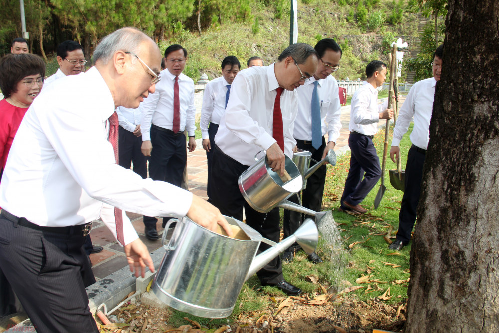 Bí thư Nguyễn Thiện Nhân trồng cây lưu niệm tại Đền thờ gia tiên Chủ tịch Hồ Chí Minh