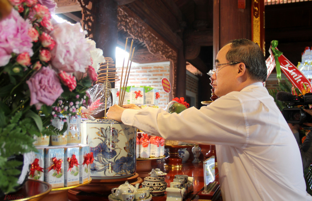 Bí thư Nguyễn Thiện Nhân cùng đoàn công tác dâng hoa, dâng hương tại Đền thờ gia tiên Chủ tịch Hồ Chí Minh